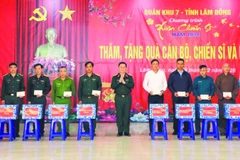 Đại tướng Nguyễn Trọng Nghĩa tặng quà cán bộ, chiến sĩ và nhân dân xã Quảng Trực, tỉnh Lâm Đồng.