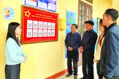 Cán bộ Trung tâm Phục vụ hành chính công xã Khoái Châu, tỉnh Hưng Yên hướng dẫn người dân quét mã QR để thực hiện thủ tục hành chính.