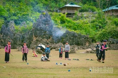 Trẻ em ở Hang Táu, xã Mộc Châu, tỉnh Sơn La. (Ảnh BẢO LONG)