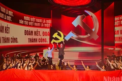 Một tiết mục trong chương trình nghệ thuật chính luận “Mãi mãi niềm tin theo Đảng”. (Ảnh: BẢO LONG)