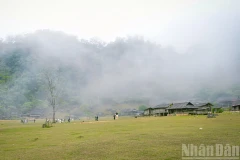 Làng nguyên thủy Hang Táu (Sơn La) được nhiều người ghé thăm trong kỳ nghỉ Tết Dương lịch 2026.