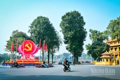 Thủ đô Hà Nội được trang hoàng rực rỡ đón chào sự kiện chính trị đặc biệt quan trọng của đất nước. (Ảnh BẢO LONG)