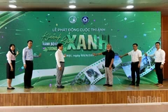 Các đại biểu thực hiện nghi thức phát động Cuộc thi ảnh “Khoảnh khắc xanh - Hành động xanh - Tương lai xanh”. Ảnh: Nguyễn Dương.