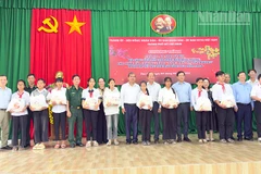 Trao quà Tết cho các em là con nuôi Đồn Biên phòng tỉnh Vĩnh Long.