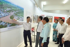 Chủ tịch Ủy ban nhân dân tỉnh Vĩnh Long Trần Trí Quang tham quan nhà trưng bày Chi bộ Đảng đầu tiên ở Vĩnh Long.