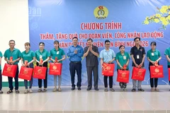 Đồng chí Trần Văn Rón trao quà Tết cho đoàn viên, người lao động. 