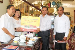 Đoàn lãnh đạo tỉnh Vĩnh Long thăm và chúc Tết gia đình nguyên Bí thư Tỉnh ủy Vĩnh Long Trương Văn Sáu. 