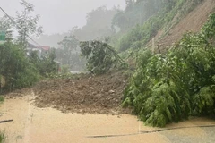 Sạt lở gây ách tắc giao thông trên tuyến đường từ phường Bắc Kạn đi xã Chợ Đồn. (Ảnh: HÀ VIỆT)