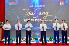 Các đại biểu thực hiện nghi thức phát động cuộc thi Toả sáng giá trị Việt năm 2025-2026.
