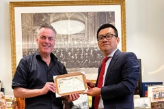 Đại sứ Vũ Lê Thái Hoàng và ông Daniel Froschauer (Nguồn: Đại sứ quán Việt Nam tại Áo)