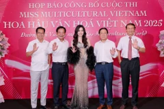 Ban tổ chức, ban giám khảo chụp ảnh lưu niệm tại buổi họp báo.