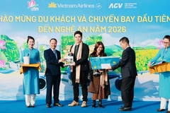 Ban Tổ chức đã tặng quà lưu niệm và vé máy bay khứ hồi miễn cước trên chặng bay nội địa của Vietnam Airlines.