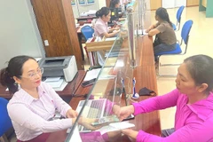 Ngân hàng Chính sách xã hội Quỳ Châu giải ngân đầu tiên số tiền 80 triệu đồng cho đại diện gia đình tân sinh viên Cao Như Trịnh.