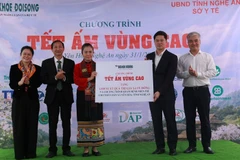 Tại Chương trình "Tết ấm vùng cao", Báo Sức khỏe & Đời Sống trao tặng quà cho bà con xã Yên Hòa với tổng trị giá khoảng 1,6 tỷ đồng.