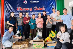 Đặng Thị Kim Oanh (ngồi bên phải phía trước) cùng các thành viên câu lạc bộ trao con giống hỗ trợ sinh kế cho hội viên người khuyết tật tại xã Hạnh Lâm. (Ảnh nhân vật cung cấp)