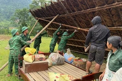 Bộ đội Biên phòng Đồn Môn Sơn giúp đồng bào tháo dỡ nhà cũ.