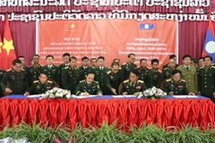 Các trưởng đoàn ký biên bản ghi nhớ.