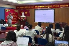 Giảng viên hướng dẫn các thầy cô thực hành trực tiếp trên các công cụ AI. (Ảnh: PV)