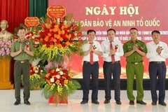 Lãnh đạo Công an tỉnh Thanh Hóa tặng hoa chúc mừng xã Đồng Tiến.