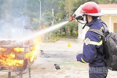 Phòng Cảnh sát Phòng cháy chữa cháy và Cứu nạn, cứu hộ Công an tỉnh Tuyên Quang thử nghiệm sản phẩm gel chữa cháy đa năng của Viện Hóa học. (Ảnh HÀ GIANG).