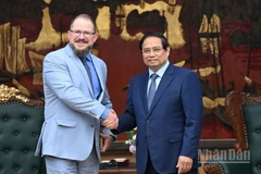 Thủ tướng Phạm Minh Chính và ông Cristiano Amon, Chủ tịch kiêm Tổng Giám đốc điều hành Tập đoàn Qualcomm. (Ảnh: TRẦN HẢI). 