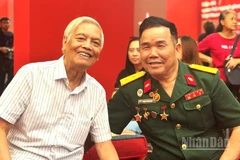 Nhạc sĩ Doãn Nho (áo trắng) cùng đồng chí Ngô Sỹ Nguyên-người cùng chiếc xe tăng 390 húc đổ cổng Dinh Độc Lập.