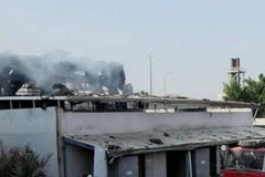 Nhà máy điện bị phá hủy sau cuộc không kích của Israel tại Sanaa, Yemen. (Ảnh: THX/TTXVN)