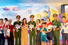 Khách hàng trải nghiệm tại gian hàng của ngân hàng tại Triển lãm thành tựu 80 năm. 