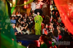 Trang phục áo dài trình diễn trong đêm khai mạc chuỗi sự kiện Văn hóa mừng 20 năm ngày Di sản Văn hóa Việt Nam.