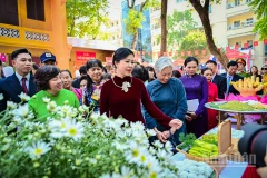 Bà Ngô Phương Ly, Phu nhân Tổng Bí thư Tô Lâm tham quan khu vực quảng bá ẩm thực Việt Nam tại Liên hoan văn hóa ẩm thực quốc tế 2025.