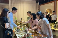 Khách tham quan tìm hiểu nét đẹp gốm Việt Nam và Nhật Bản.