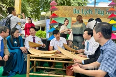Các đại biểu tham quan gian hàng giới thiệu về văn hóa Hà Nội trong chương trình xúc tiến, quảng bá du lịch tại khu vực miền trung-Tây Nguyên.