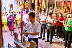 Các đại biểu dâng hương tưởng nhớ công lao của Hoàng Thái hậu Ỷ Lan.