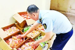 Quản lý thị trường kiểm tra thực phẩm vi phạm.