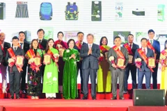 Lãnh đạo Thành phố Hà Nội trao chứng nhận cho các doanh nghiệp đạt TOP 1 hàng Việt Nam được người tiêu dùng yêu thích năm 2025.