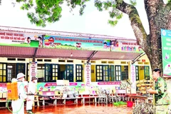 Cán bộ Trạm Y tế xã Kha Sơn, tỉnh Thái Nguyên phun hóa chất tiêu trùng, khử độc, bảo vệ môi trường sau lũ lụt do ảnh hưởng bão số 11.