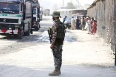 Binh sĩ Pakistan gác tại cửa khẩu Torkham ở biên giới với Afghanistan. (Ảnh: THX/TTXVN)