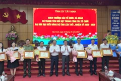 Lãnh đạo tỉnh khen thưởng các tập thể và cá nhân có thành tích nổi bật trong công tác tổ chức Đại hội đại biểu Đảng bộ tỉnh khóa I, nhiệm kỳ 2025-2030