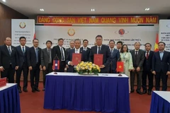 Giáo sư, Viện sĩ Châu Văn Minh và Giáo sư, Viện sĩ Boviengkham Vongdara ký kết Biên bản Khóa họp song phương lần thứ tư.