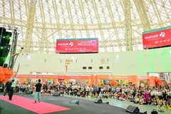 Không chỉ mua sắm, đến với Hội chợ Mùa thu 2025 người dân còn có thể xem nhiều hoạt động văn hóa giải trí như biểu diễn võ thuật, xiếc, ảo thuật, ca múa nhạc… được diễn ra liên tục.