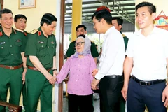 Lãnh đạo Bộ Tư lệnh Quân khu 3 thăm, tặng quà đối tượng chính sách tại phường Đồ Sơn, thành phố Hải Phòng. (Ảnh: ĐỨC VIỆT)