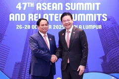 Thủ tướng Phạm Minh Chính gặp Thủ tướng Singapore Lawrence Wong. (Ảnh: TTXVN)