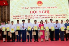 Đồng chí Lê Thành Đô, Phó Bí thư Tỉnh ủy, Chủ tịch Ủy ban nhân dân tỉnh Điện Biên trao Quyết định cho các công chức, viên chức được biệt phái về làm nhiệm vụ tại các xã, phường. 