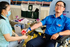 Đoàn viên công đoàn thành phố tham gia hiến máu nhân đạo.
