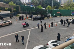 Người dân sơ tán ra bên ngoài các tòa nhà sau một trận động đất ở Istanbul (Thổ Nhĩ Kỳ), ngày 23/4/2025. (Ảnh: THX/TTXVN)
