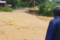 Một tuyến đường trên địa bàn xã Kim Ngân, tỉnh Quảng Trị bị ngập sâu, lực lượng chức năng của xã trực đề phòng tình huống nguy hiểm
