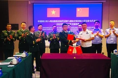 Trưởng đoàn hai bên ký kết Biên bản hội đàm.