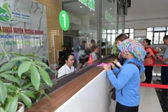 Người dân xã Mường Khương (tỉnh Lào Cai) đăng ký khám, chữa bệnh tại bệnh viện đa khoa khu vực.