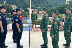 Bộ chỉ huy tuần tra liên hợp gặp gỡ trao đổi tại vạch phân định đường biên giới Cửa khẩu quốc tế Lào Cai.