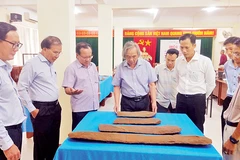 Bộ đàn đá cổ được phát hiện trong đợt khai quật vừa qua.